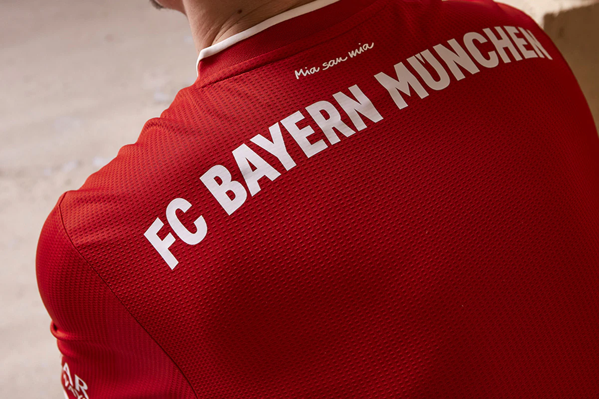 凯恩闪电帽子戏法，拜仁5-0横扫斯图加特，重回巅峰！（凯恩上演闪击帽子戏法，拜仁5-0大胜斯图加特，王者归来）