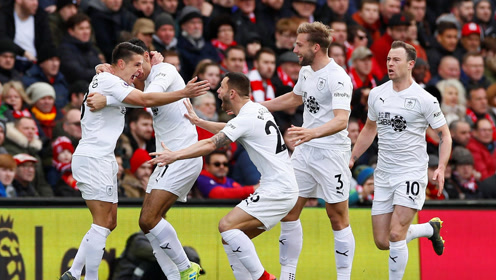 欧冠小组赛名额争夺白热化（欧冠小组席位之争愈演愈烈）