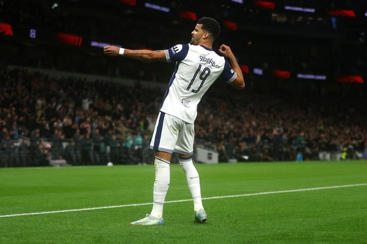 詹姆斯伤缺，湖人击败鹈鹕，豪取7连胜，三巨头34罚惹争议（詹姆斯因伤缺阵，湖人力克鹈鹕收获7连胜，三巨头34次罚球引发争议）