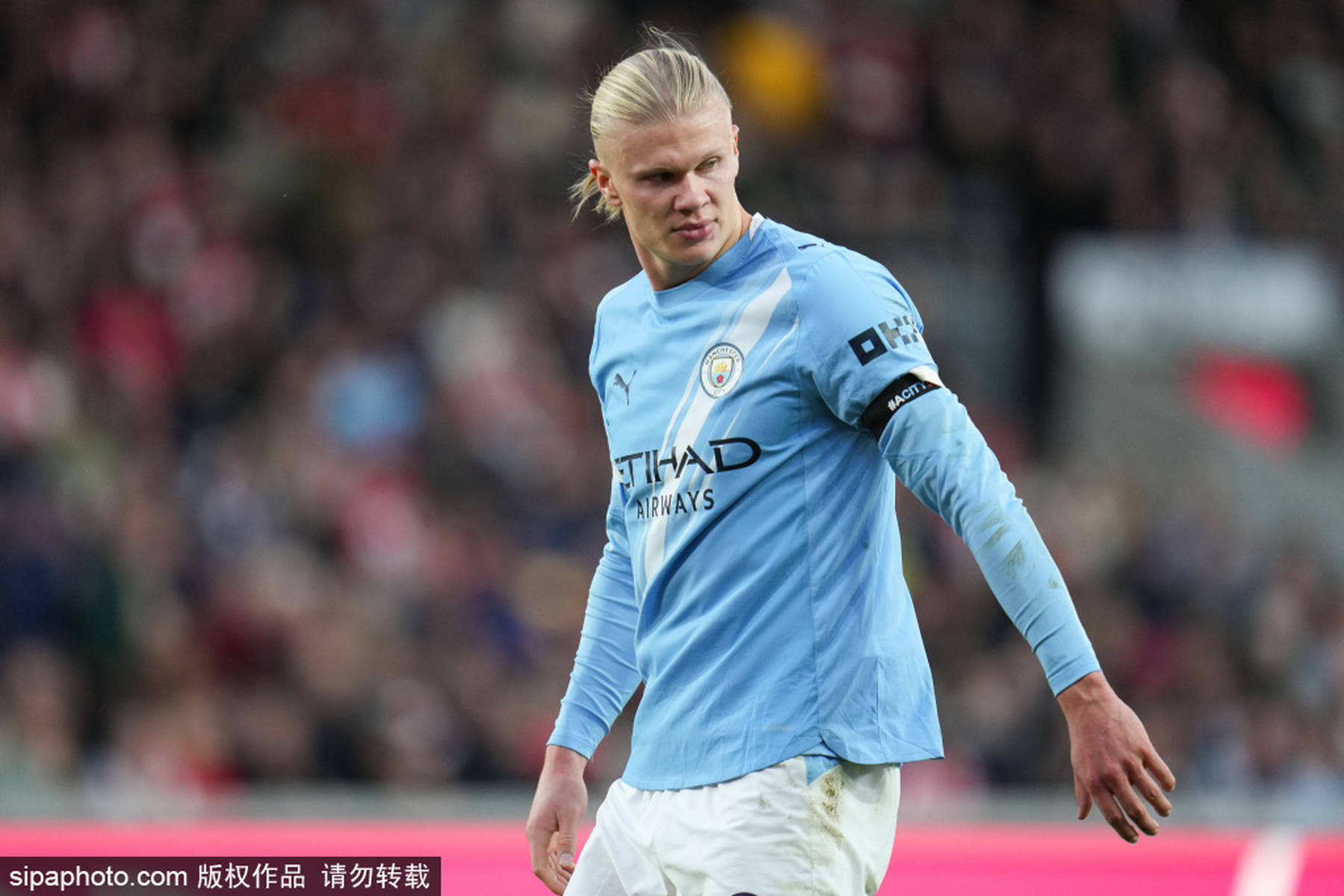 公务还是放松？纳赛尔出现在圣西罗现场观看米兰德比（纳赛尔现身圣西罗观战米兰德比：公务行程还是休闲放松？）