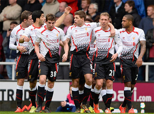 那不勒斯主席德佬拜访利雅得胜利训练基地，获赠一件C罗球衣（那不勒斯主席德劳伦蒂斯做客利雅得胜利训练基地，获赠C罗球衣）