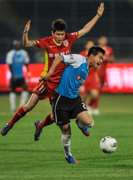 “莎头”横扫日本新锐挺进决赛 将与世界第二争冠（莎头组合横扫日本新锐闯入决赛 将对阵世界第二冲击冠军）