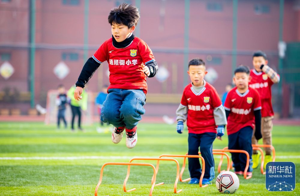 里维拉：10号位球员已经消失；莱奥非常出色应该让他安静踢球（里维拉：传统10号已成历史；莱奥天赋异禀，应让他安静踢球）