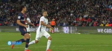 每体：拉菲尼亚对身边人表态，不拿到欧冠就不离开巴萨（每体：拉菲尼亚告知身边人，未夺欧冠前不考虑离开巴萨）