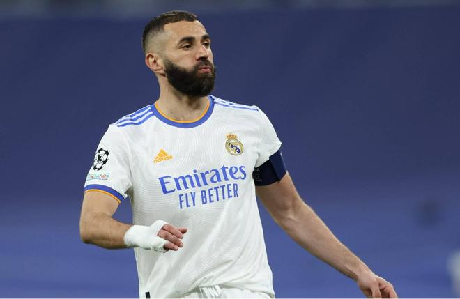 欧冠决赛用球谍照：包含白+深紫，灵感来自举办城市布达佩斯（欧冠决赛用球曝光：白+深紫配色，灵感源于布达佩斯）