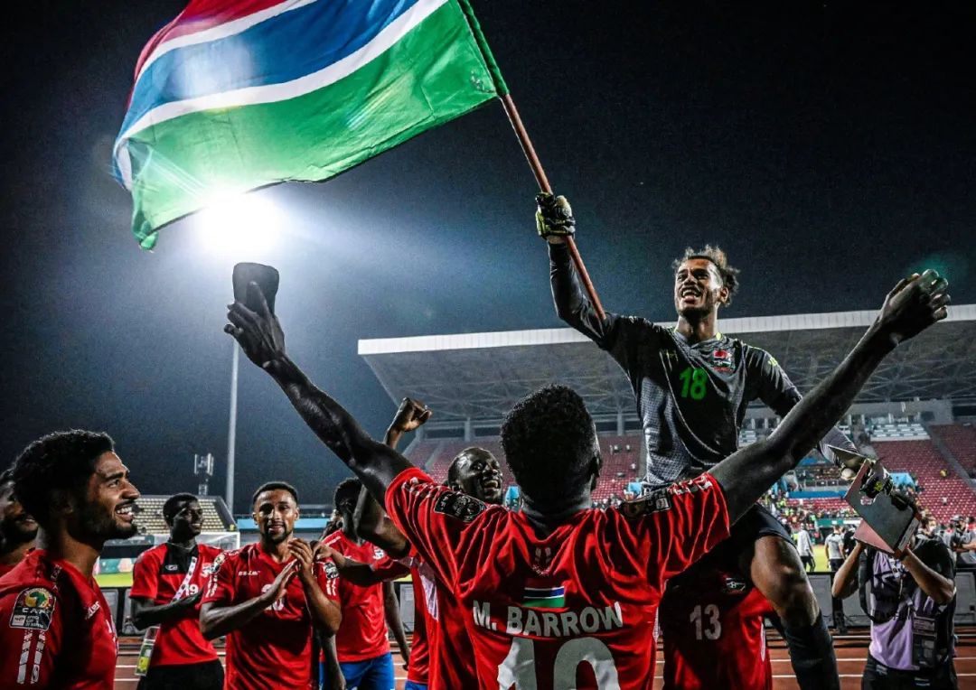 海港不会三连冠不思进取！ 连续两年被申花追着 其实硬实力还是不够（海港冲击三连冠乏力：连续两年被申花紧追，硬实力仍显不足）